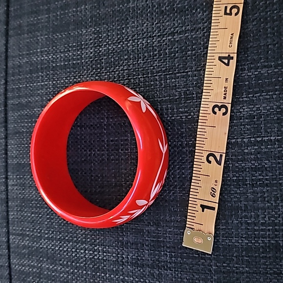 Hand Carved Resin Flower Bangle🎀 - Picture 2 of 4